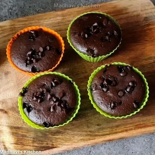 chocolate cake in cooker-प्रेशर कुकर में चॉकलेट केक बनाने कि विधि-how to  make cake without oven - YouTube