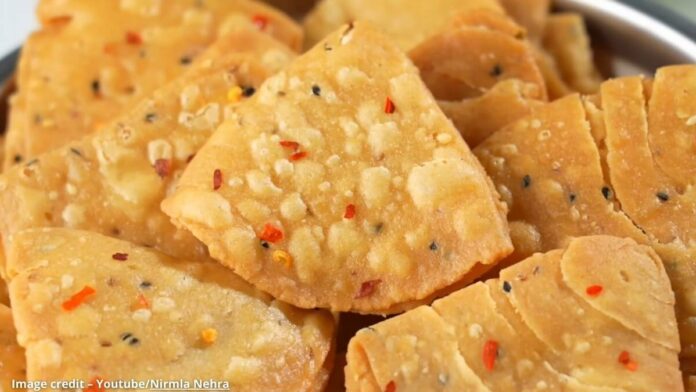 ghau na lot ni mathri - ઘઉં ના લોટ ની મઠરી - ghau na lot ni mathri banavani rit - ઘઉં ના લોટ ની મઠરી બનાવવાની રીત